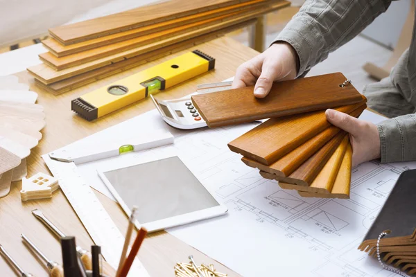 Diseñador de interiores eligiendo un zócalo — Foto de Stock