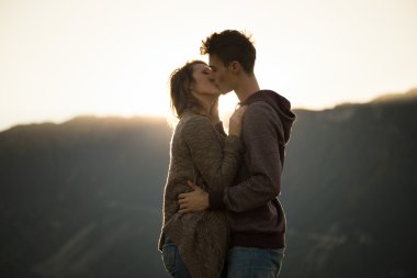 gün batımında öpüşme Romantik Çift
