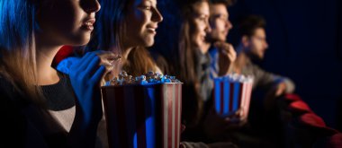 İn arkadaş grubu ile sinema salonu