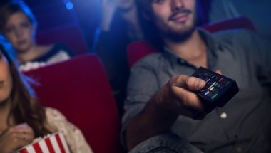 Grup arkadaşıyla birlikte bir film izlerken