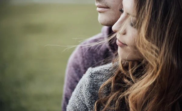 Jonge verliefde paar zittend op het gras — Stockfoto