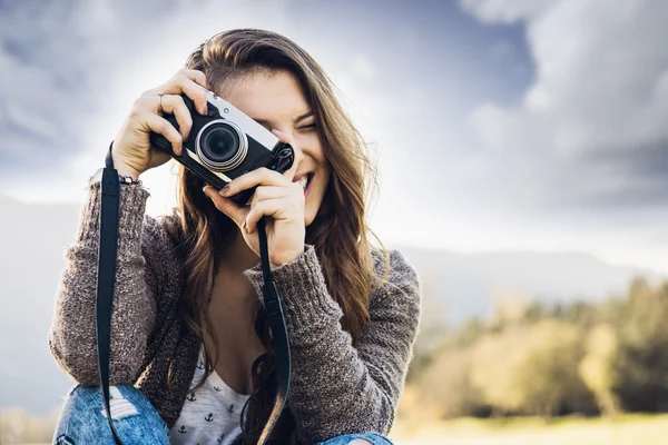 Jovem fotógrafo atirando na natureza — Fotografia de Stock