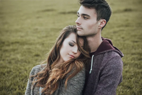 Jóvenes adolescentes coqueteando al aire libre — Foto de Stock