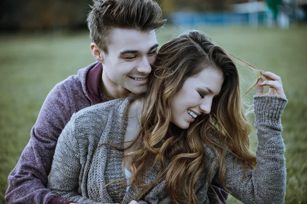 Jóvenes adolescentes coqueteando al aire libre — Foto de Stock