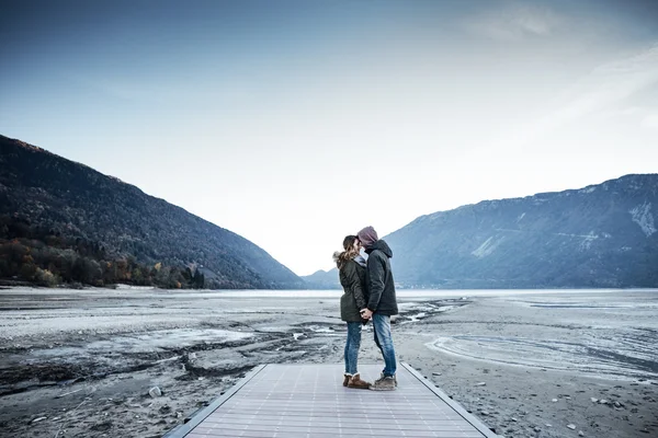 Romantický mladý pár na molu — Stock fotografie