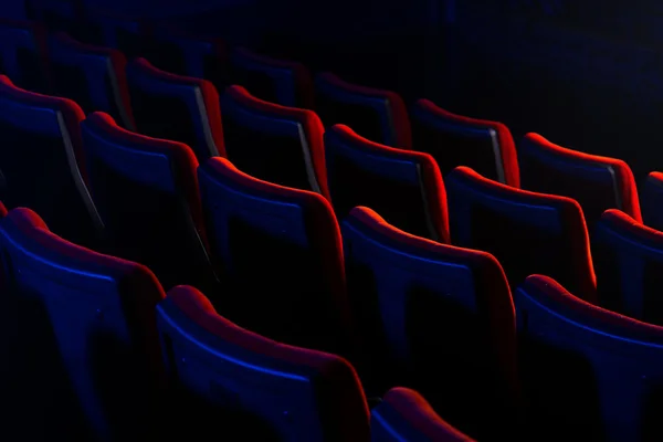 Jovem casal amoroso beijando no cinema — Fotografia de Stock