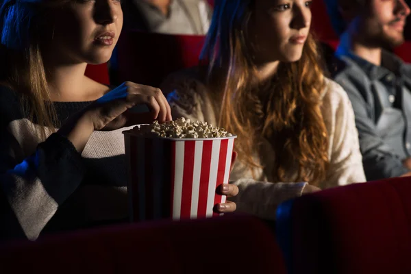 Amigos no cinema assistindo a um filme — Fotografia de Stock