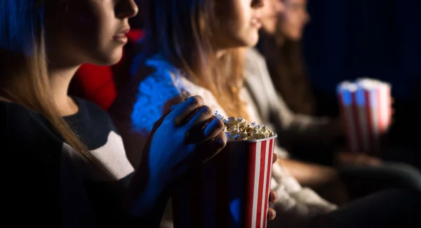 Amigos no cinema assistindo a um filme — Fotografia de Stock