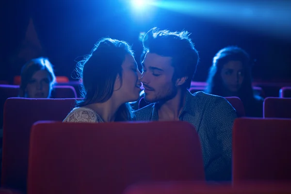 Junges Liebespaar küsst sich im Kino — Stockfoto