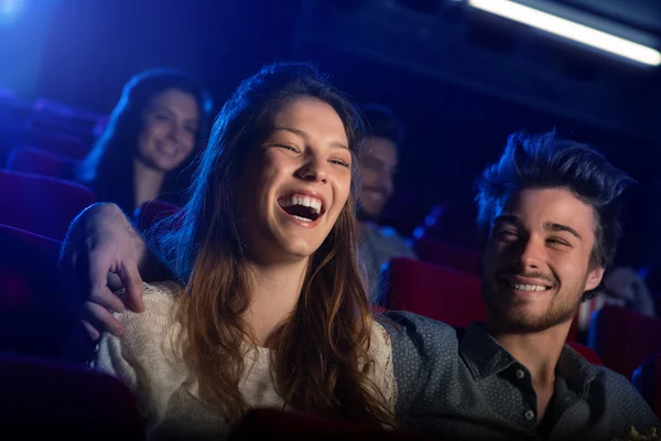 Joven pareja amorosa en el cine — Foto de Stock