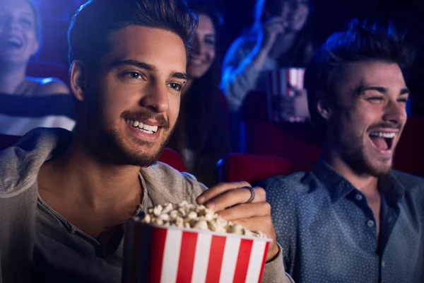 Amigos desfrutando no cinema — Fotografia de Stock