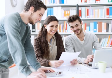 Öğrenciler bir proje üzerinde çalışıyor