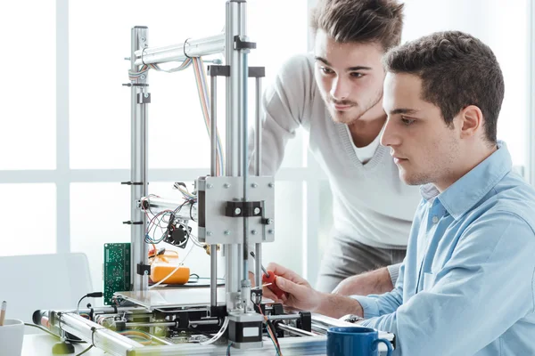 Estudiantes jóvenes usando una impresora 3D — Foto de Stock