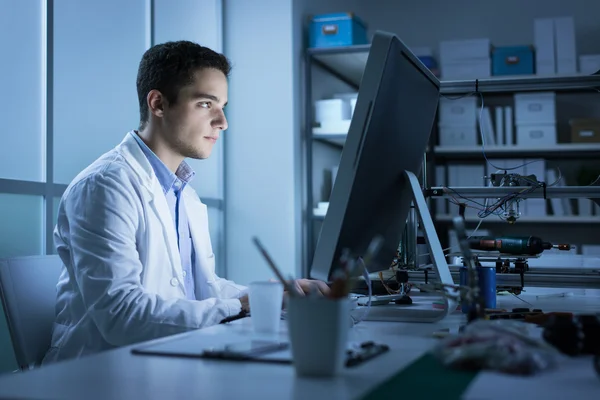 Estudante de engenharia trabalhando no laboratório — Fotografia de Stock