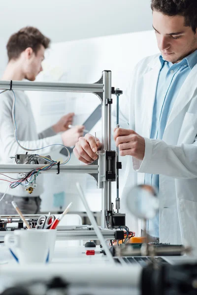 Ingénieurs en laboratoire utilisant une imprimante 3D — Photo