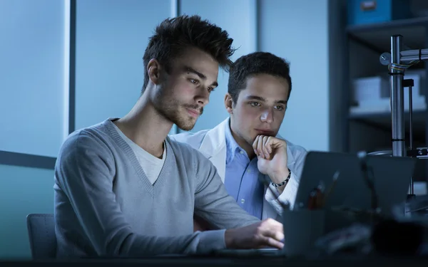 Students working in the lab — 스톡 사진