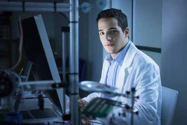 Young researcher in the lab — Φωτογραφία Αρχείου