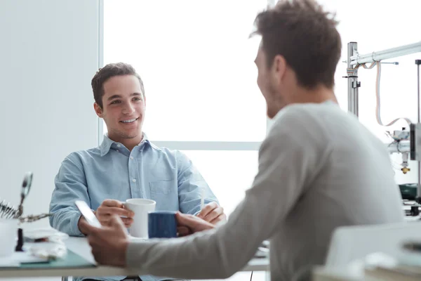 Engineering students having a coffee break — Stock Photo, Image