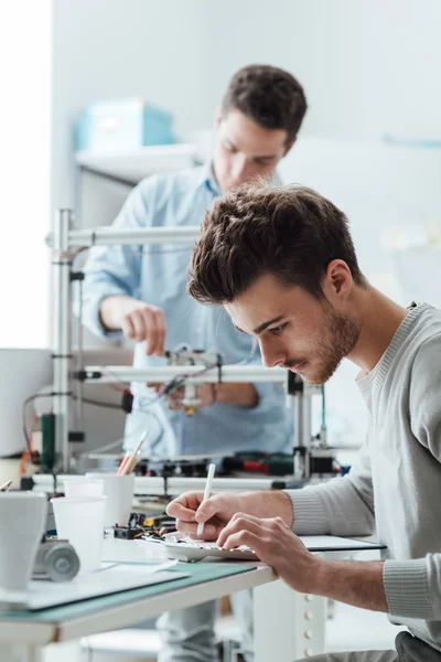 Engineering students working in the lab — Stock Photo, Image