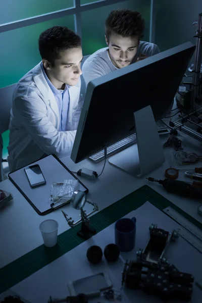 Estudiantes de ingeniería en el laboratorio —  Fotos de Stock