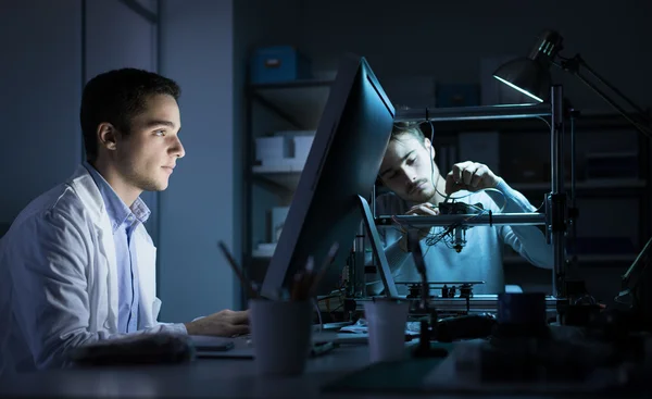 Engineering team working in the lab — 图库照片