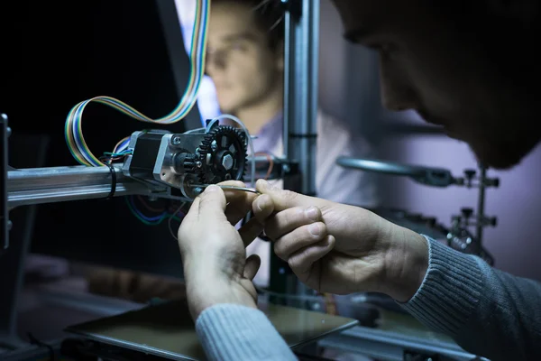 Ingeniero joven trabajando en una impresora 3D — Foto de Stock