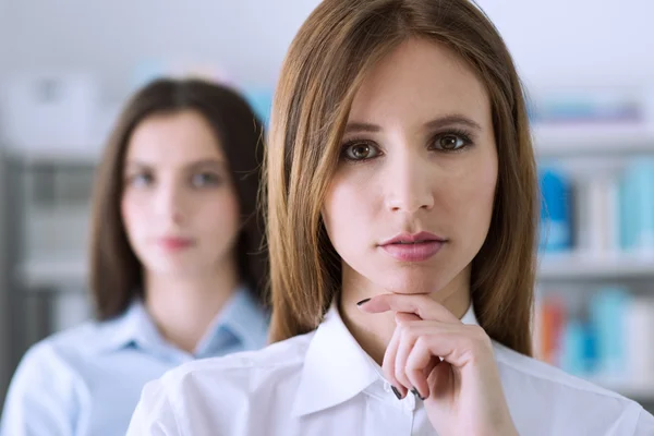 Atractiva mujer de negocios con la mano en la barbilla — Foto de Stock