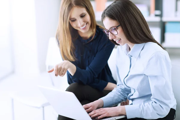 Empresarias trabajando con un portátil — Foto de Stock