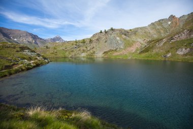 Açık mavi dağ gölü Lago di Loie yaz, Lillaz