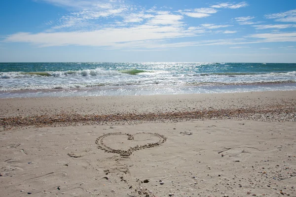 Coração desenhado na areia, mar de Azov — Fotografia de Stock