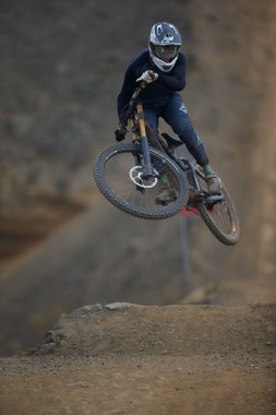Amancaes Bisiklet Parkı. Saf odaklanma, hız ve kontrol, her atlayışta yokuş aşağı gitmenin özü. Lima Peru.