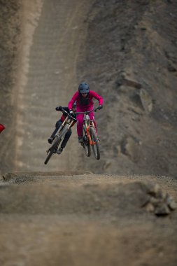 Amancaes Bisiklet Parkı. Saf odaklanma, hız ve kontrol, her atlayışta yokuş aşağı gitmenin özü. Lima Peru.