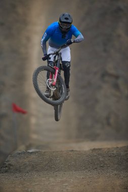 Amancaes Bisiklet Parkı. Saf odaklanma, hız ve kontrol, her atlayışta yokuş aşağı gitmenin özü. Lima Peru.