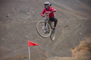 Amancaes Bisiklet Parkı. Saf odaklanma, hız ve kontrol, her atlayışta yokuş aşağı gitmenin özü. Lima Peru.