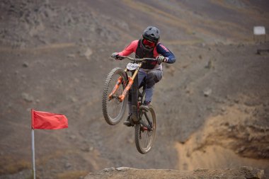Amancaes Bisiklet Parkı. Saf odaklanma, hız ve kontrol, her atlayışta yokuş aşağı gitmenin özü. Lima Peru.