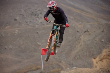 Amancaes Bisiklet Parkı. Saf odaklanma, hız ve kontrol, her atlayışta yokuş aşağı gitmenin özü. Lima Peru.