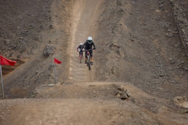 Amancaes Bisiklet Parkı. Saf odaklanma, hız ve kontrol, her atlayışta yokuş aşağı gitmenin özü. Lima Peru.