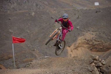 Amancaes Bisiklet Parkı. Saf odaklanma, hız ve kontrol, her atlayışta yokuş aşağı gitmenin özü. Lima Peru.