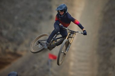 Amancaes Bisiklet Parkı. Saf odaklanma, hız ve kontrol, her atlayışta yokuş aşağı gitmenin özü. Lima Peru.