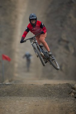 Amancaes Bisiklet Parkı. Saf odaklanma, hız ve kontrol, her atlayışta yokuş aşağı gitmenin özü. Lima Peru.