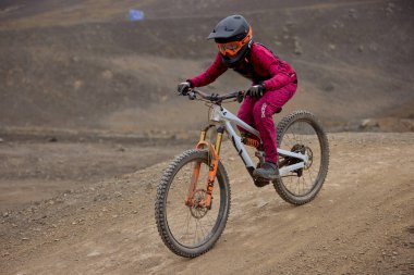 Amancaes Bisiklet Parkı. Saf odaklanma, hız ve kontrol, her atlayışta yokuş aşağı gitmenin özü. Lima Peru.