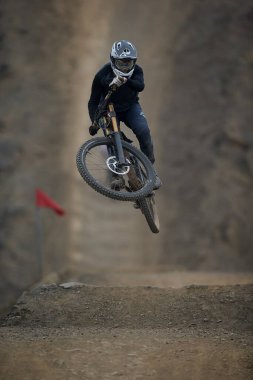 Amancaes Bisiklet Parkı. Saf odaklanma, hız ve kontrol, her atlayışta yokuş aşağı gitmenin özü. Lima Peru.