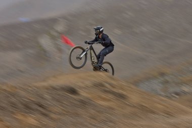 Amancaes Bisiklet Parkı. Saf odaklanma, hız ve kontrol, her atlayışta yokuş aşağı gitmenin özü. Lima Peru.