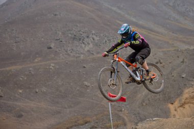 Odaklanma, sessizlik ve beklentinin nabzı. Amerikan Serisi MTB DHI Lima 2025 Amancaes Bisiklet Parkı alev almak üzere..