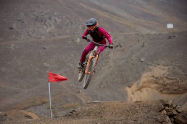 Odaklanma, sessizlik ve beklentinin nabzı. Amerikan Serisi MTB DHI Lima 2025 Amancaes Bisiklet Parkı alev almak üzere..