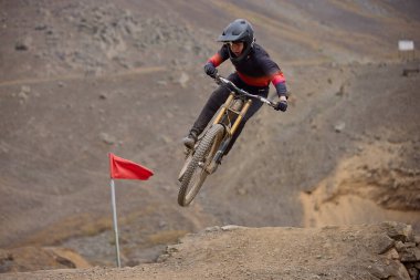 Odaklanma, sessizlik ve beklentinin nabzı. Amerikan Serisi MTB DHI Lima 2025 Amancaes Bisiklet Parkı alev almak üzere..