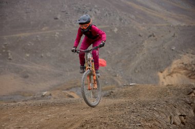 Odaklanma, sessizlik ve beklentinin nabzı. Amerikan Serisi MTB DHI Lima 2025 Amancaes Bisiklet Parkı alev almak üzere..
