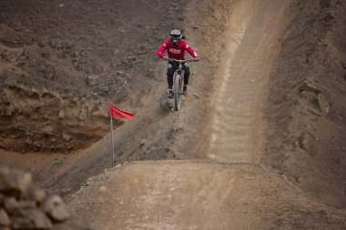 Odaklanma, sessizlik ve beklentinin nabzı. Amerikan Serisi MTB DHI Lima 2025 Amancaes Bisiklet Parkı alev almak üzere..