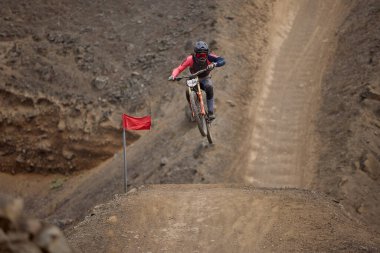 Odaklanma, sessizlik ve beklentinin nabzı. Amerikan Serisi MTB DHI Lima 2025 Amancaes Bisiklet Parkı alev almak üzere..