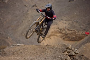 Odaklanma, sessizlik ve beklentinin nabzı. Amerikan Serisi MTB DHI Lima 2025 Amancaes Bisiklet Parkı alev almak üzere..